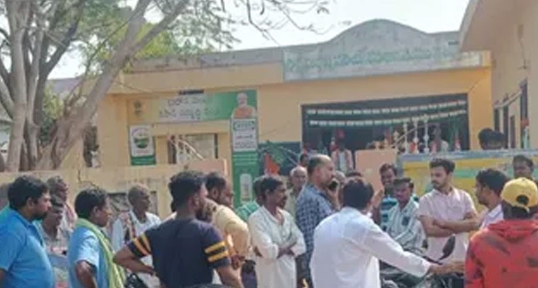 ఆన్లైన్ యూరియా మాయం: రైతుల ఆవేదన, బీజేపీ ధర్నా