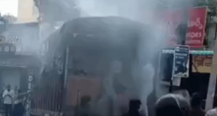 రామంతపూర్ లో లిక్కర్ లారీకి అగ్నిప్రమాదం, మందు సీసాలు కాలి బూడిద