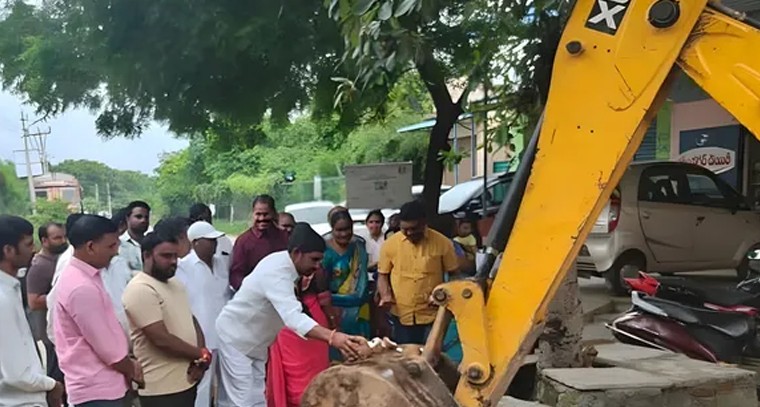 సీసీ రోడ్డు ప్రారంభోత్సవంలో కార్పొరేటర్