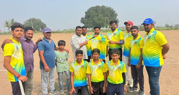 క్రీడాకారులకు జెర్సీలు పంపిణీ చేసిన బిజెపి కన్వీనర్ దొడ్ల ప్రశాంత్