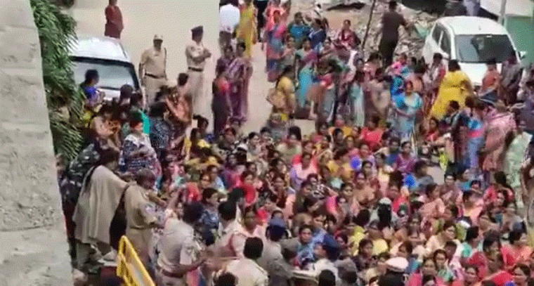 మంత్రి ఇంటిని ముట్టడించిన అంగన్వాడీ కార్యకర్తలు 