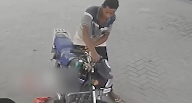 పెట్రోల్ పోస్తుండగా బైకులో చెలరేగిన మంటలు.. 