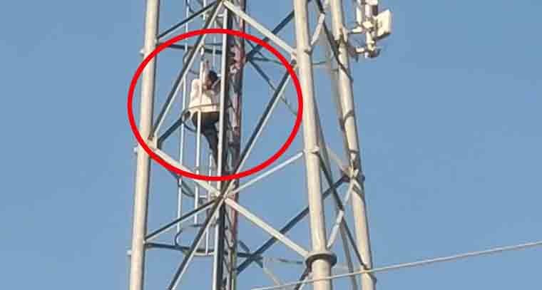  ఓటర్లని డబ్బుతో ప్రలోభపెడుతున్నారని సెల్ టవర్ ఎక్కి నిరసన తెలిపిన సర్పంచ్ అభ్యర్థి 