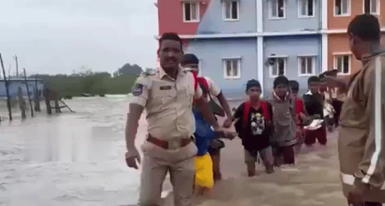 గురుకుల పాఠశాలలోకి చేరిన వరద నీరు.. విద్యార్థుల ఆందోళన