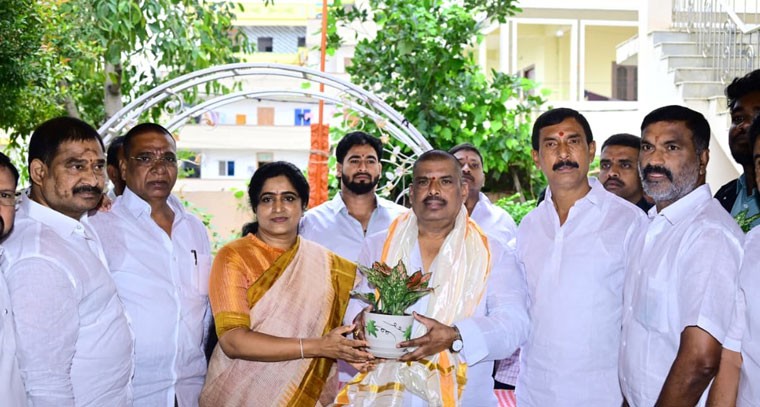 15 మంది దివ్యాంగులకు త్రి చక్ర సైకిళ్ళను పంపిణీ చేసిన అమీన్పూర్ మాజీ మున్సిపల్ చైర్మన్ తుమ్మల పాండురంగ రెడ్డి 