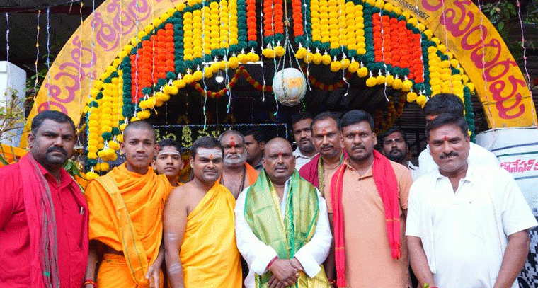 చిట్కుల్ స్వయం భూ తుల్జా భవాని మాత దేవాలయాన్ని దర్శించుకున్న ఎమ్మెల్యే 