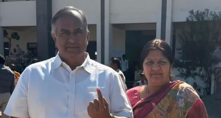 మల్కపేట లో ఓటు హక్కు వినియోగించుకున్న చల్మెడ