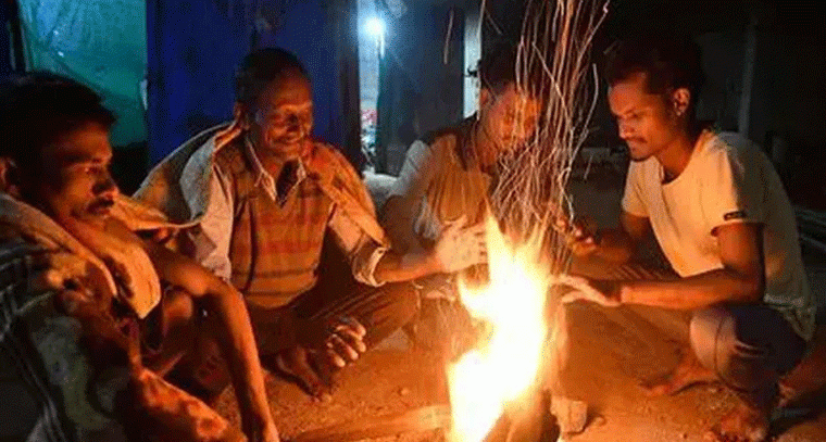 చలి గుప్పిట్లో తెలుగు రాష్ట్రాలు.. బయటకు వచ్చేందుకు జంకుతున్న జనం