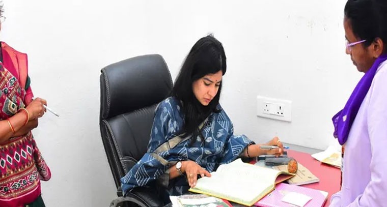 తప్పనిసరిగా సమయపాలన పాటించాలి.. ఇంఛార్జి కలెక్టర్