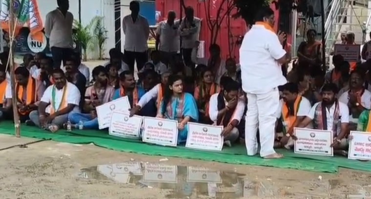 చందానగర్-అమీన్‌పూర్ రోడ్డుపై బీజేపీ నిరసన