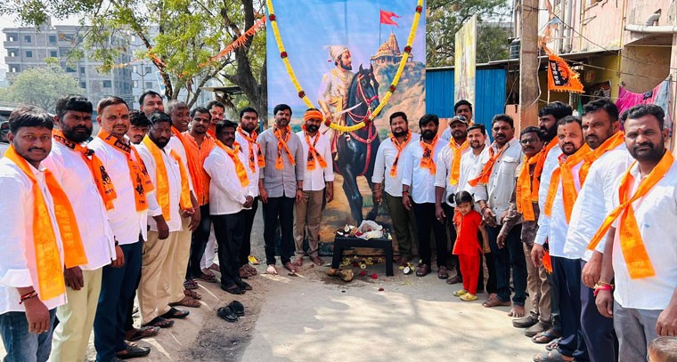 శివాజీ మహరాజ్ విగ్రహానికి పూల మాలలు వేసి ఘన నివాళులు..