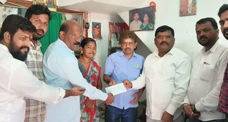 బండి సుజాత భర్తకు రూ.12,000 ఆర్థిక సాయం