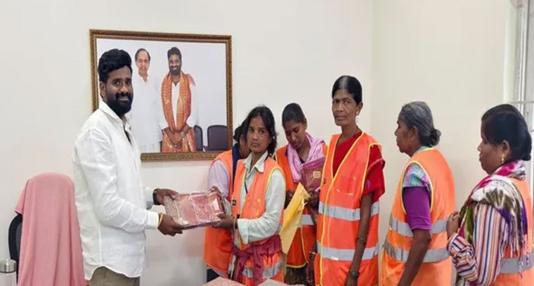 కార్మికులకు చీరలు పంపిణీ