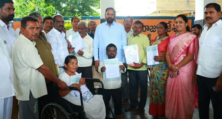 రాయితీ చెక్కులను పంపిణీ చేసిన ఎమ్మెల్యే