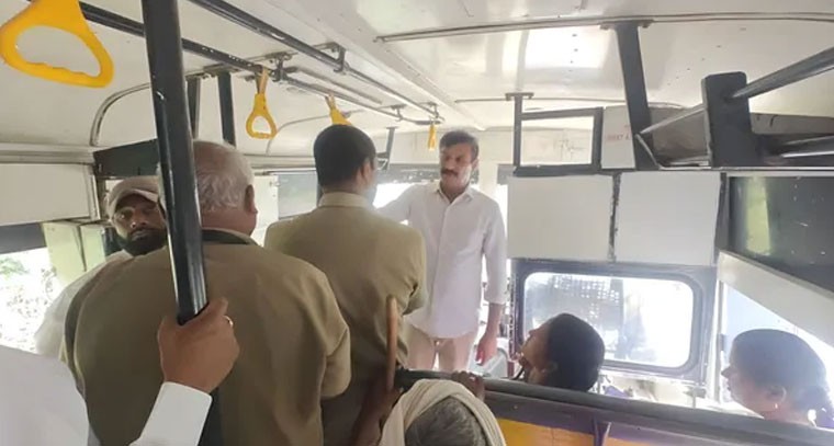 బస్సులో ప్రయాణిస్తున్న ప్రయాణికులతో మాట్లాడిన ఎమ్మెల్యే