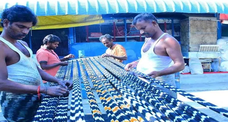 చేనేత కార్మికులకు లక్ష రూపాయల వరకు రుణాల మాఫీ