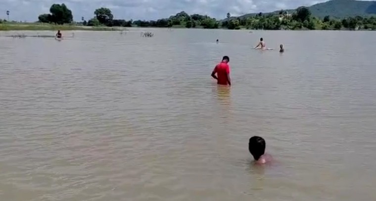 చేపలు పట్టడానికి వెళ్లి మృతి