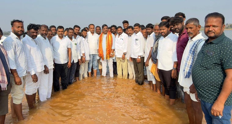 చెరువు నిండి అలుగు పోస్తుండటం తో  చెరువుకు ప్రత్యేక పూజలు 