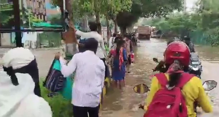 చెరువులను తలపిస్తున్న రోడ్లు