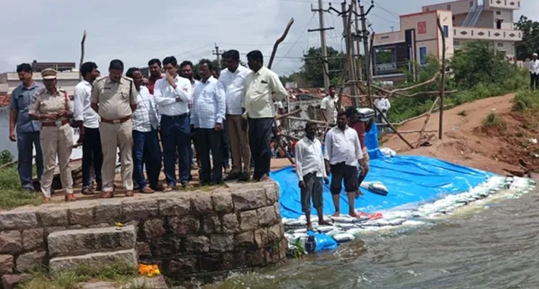 చెరువు కట్టపైకి ఎవరూ వెళ్లొద్దని ఆర్డిఓ ఆదేశాలు