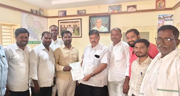 చెక్కును అందజేసిన జిల్లా కాంగ్రెస్ నాయకులు సుధాకర్ రెడ్డి