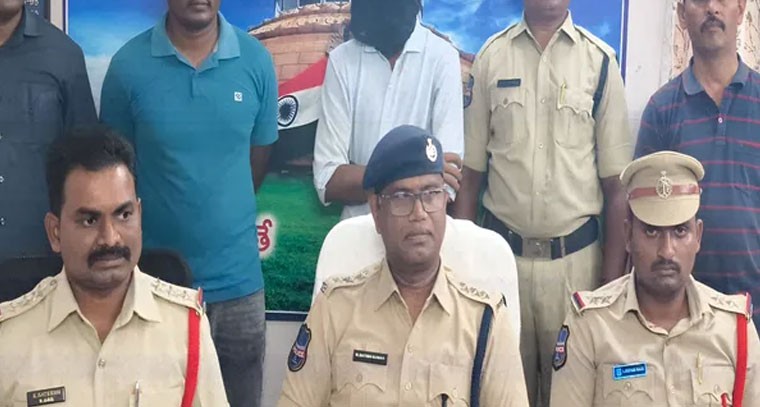 చైన్ స్నాచింగ్ కు పాల్పడిన ముగ్గురు దొంగల అరెస్ట్