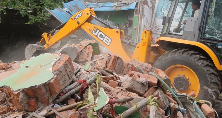 చింతల బస్తీలో నాలా ఆక్రమణలను తొలగించిన హైడ్రా.