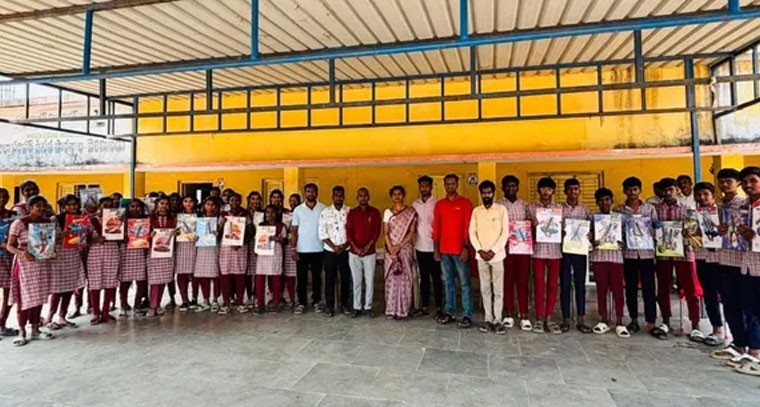 విద్యార్థులకు ప్యాడ్ల పంపిణీ: జిల్లాలో మొదటి స్థానం సాధించాలని పిలుపు