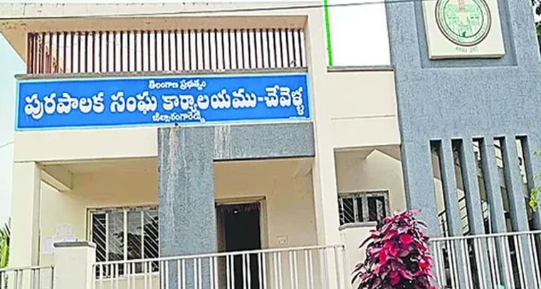 కొత్త మున్సిపల్ ఎన్నికల్లో కాంగ్రెస్, బీఆర్ఎస్, బీజేపీ మధ్య హోరాహోరీ పోరు!