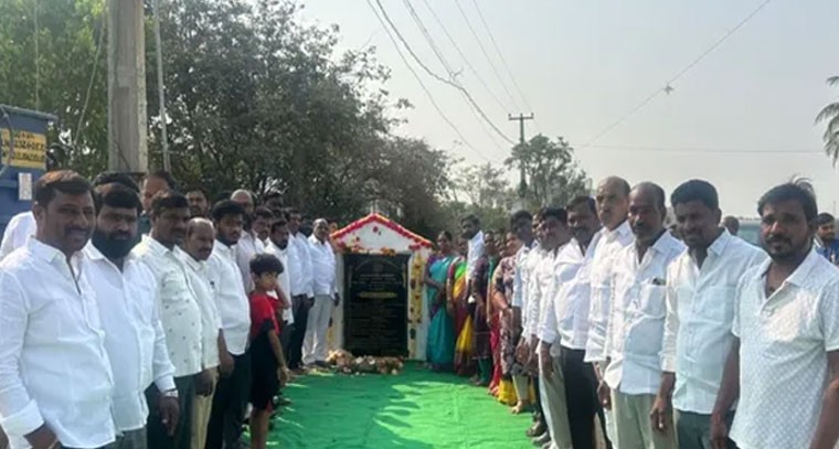 సీసీ రోడ్డు పనులకు ఎమ్మెల్యే కాలే యాదయ్య శంకుస్థాపన