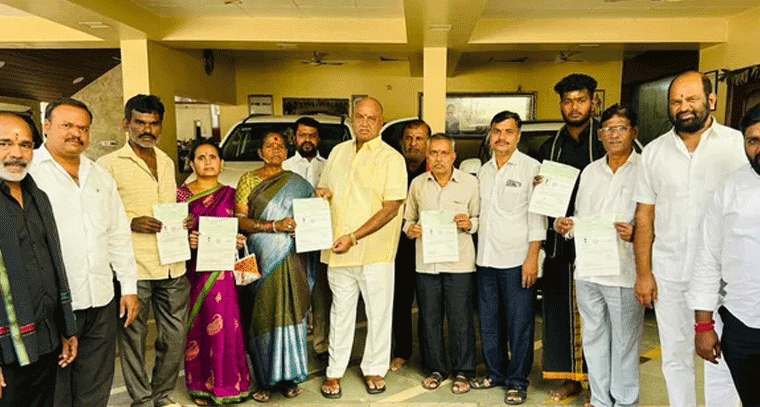 లబ్ధిదారులకు సీఎంఆర్ఎఫ్ చెక్కుల పంపిణీ