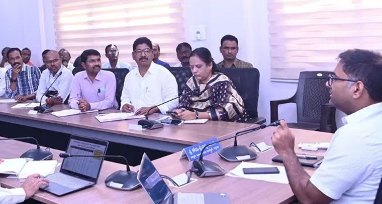 ప్రతి విద్యార్థికి కనీస విద్యా ప్రమాణాలు: కలెక్టర్