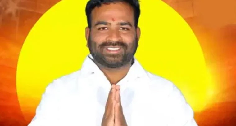 క్రికెట్ ఆడుతూ గుండెపోటుతో వ్యక్తి మృతి