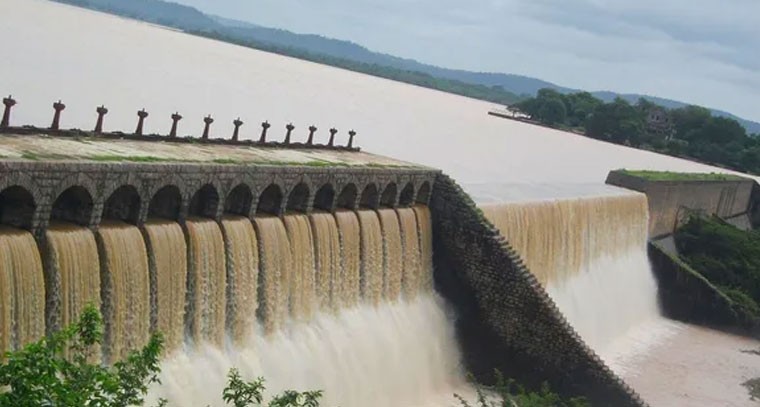 ప్రమాదం అంచున పోచారం ప్రాజెక్టు