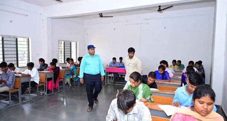 విద్యార్థుల భద్రత, సౌకర్యాలపై కలెక్టర్ ఆకస్మిక తనిఖీ