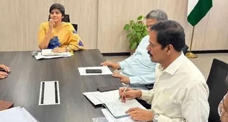 హైదరాబాద్ కలెక్టర్ తో కార్వాన్ ఎమ్మెల్యే భేటి