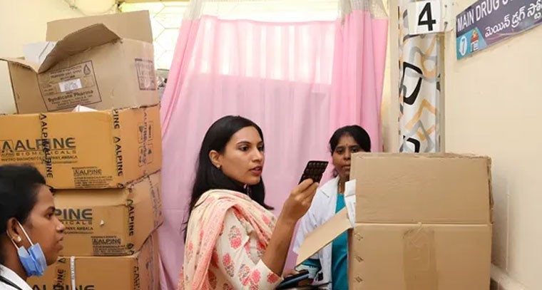 ఆసుపత్రులలో రోగులకు సేవలు అందించాలి: సంగారెడ్డి కలెక్టర్