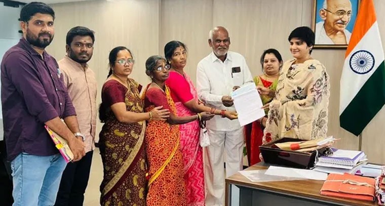 చేనేత లబ్ధిదారులకు రుణమాఫీ చెక్కులు