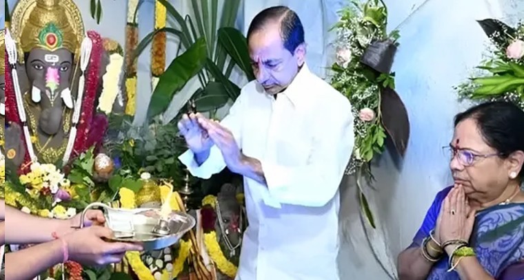 ఫామ్‌హౌస్‌లో కేసీఆర్‌ గణపతి హోమం