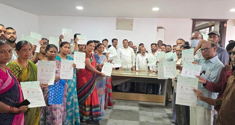  CMRF చెక్కులను 51 మంది లబ్ధిదారులకు పంపిణీ చేసిన ఏమ్మెల్యే  ఆరెకపూడి గాంధీ 