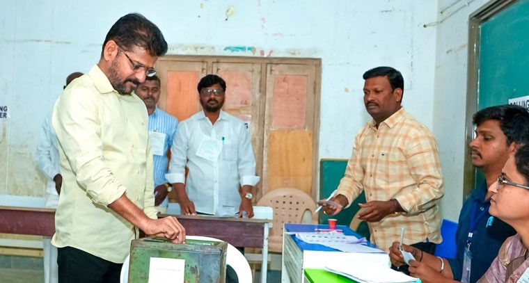 కొడంగల్ లోని జిల్లా పరిషత్ ఉన్నత పాఠశాలలో ఓటు హక్కు వినియోగించుకున్న సీఎం  రేవంత్