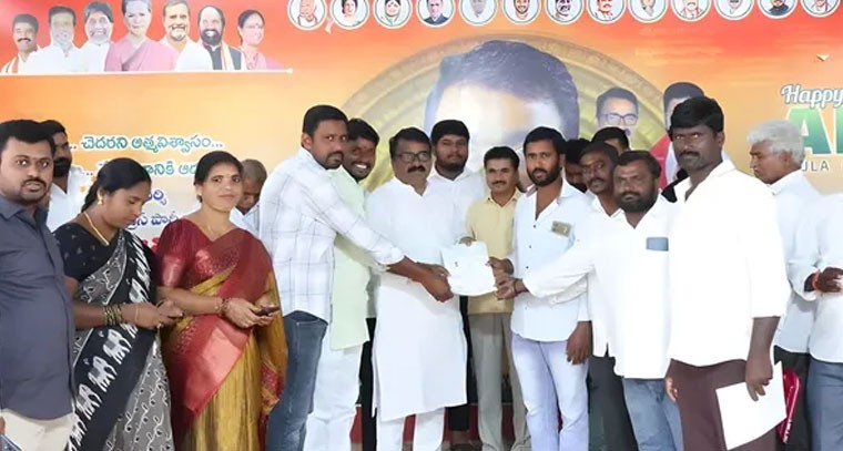 సీఎంఆర్ఎఫ్ చెక్కులు అందజేసిన పీసీసీ ప్రధాన కార్యదర్శి