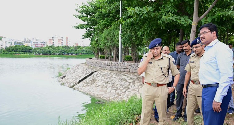 గచ్చిబౌలి ప్రాంతాల్లో హైడ్రా కమిషనర్ పరిశీలన