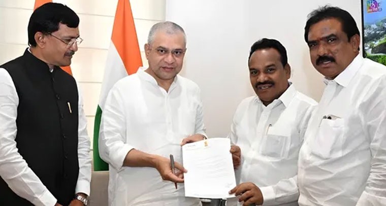 కేంద్ర మంత్రులను కలిసిన ఆదిలాబాద్ ఎంపీ, ఎమ్మెల్యే