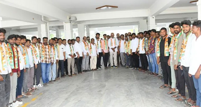 కాంగ్రెస్ పార్టీలో భారీగా చేరికలు