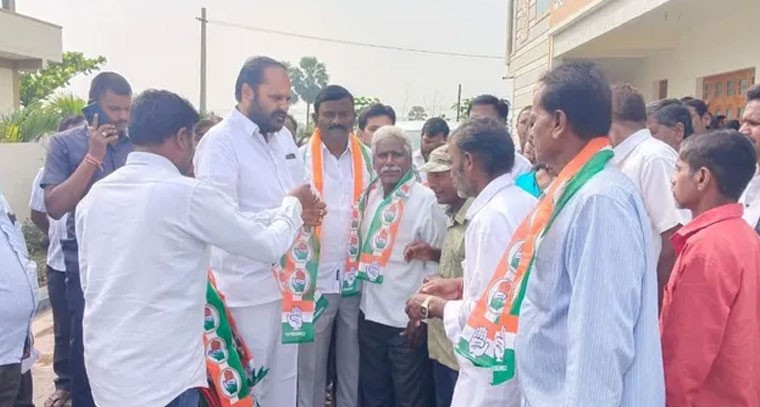 కాంగ్రెస్ పార్టీలో భారీగా చేరికలు