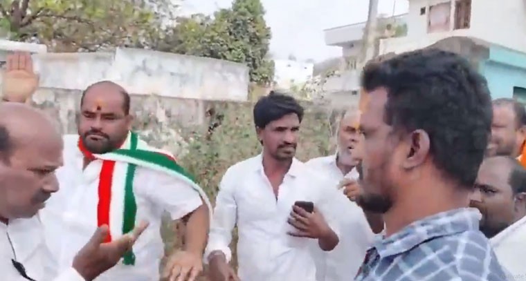మున్సిపల్ ఎన్నికల ప్రచారంలో BRS, కాంగ్రెస్ కార్యకర్తల మధ్య ఘర్షణ