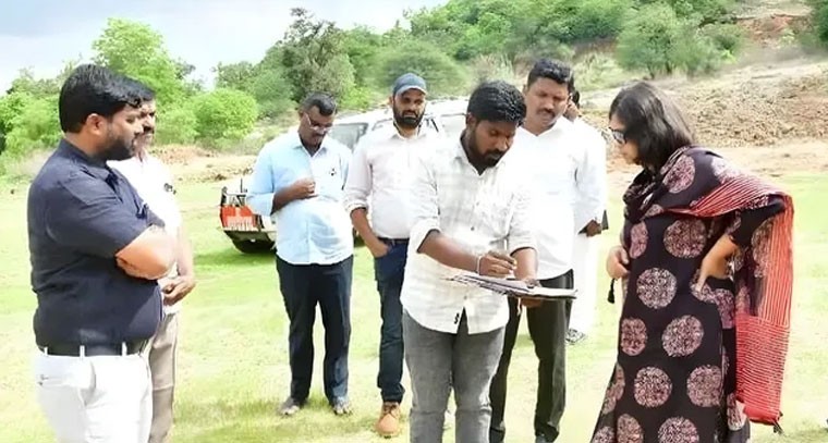 ప్రభుత్వ స్థలాలను పరిశీలించిన కలెక్టర్
