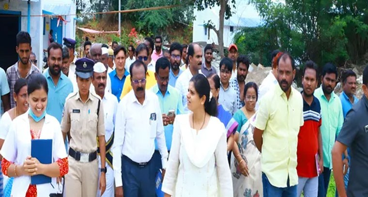 కలెక్టర్ ఆకస్మిక పర్యటన