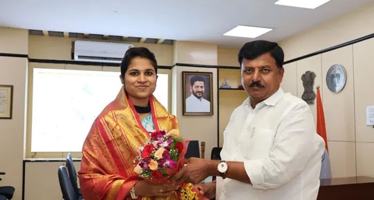 కలెక్టర్ వల్లూరు క్రాంతికి శుభాకాంక్షలు తెలిపిన ఖేఢ్ ఎమ్మెల్యే